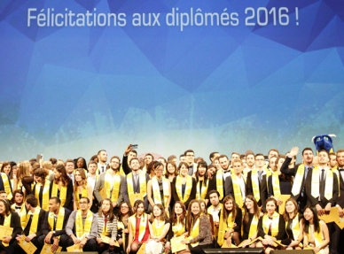 300 diplômés heureux !