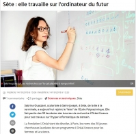 Une diplômée de l'école travaille sur l'ordinateur du futur